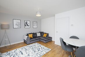 3 Bedroom Large House - Train Station