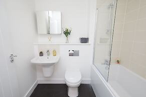 3 Bedroom Large House - Train Station