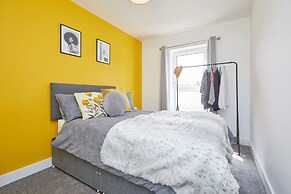 3 Bedroom Large House - Train Station