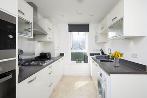 3 Bedroom Large House - Train Station