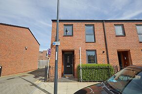 3 Bedroom Large House - Train Station