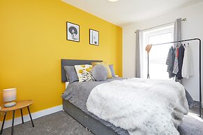 3 Bedroom Large House - Train Station