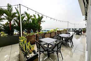 Room-sofa Bed Stay Rooftop Pool & Gym, A