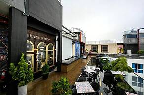 Room-sofa Bed Stay Rooftop Pool & Gym, A