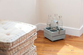 JOIVY Sleek City View flat in Lapa