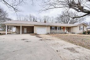 < 1 Mi to Main St Berryville: Spacious Family Home