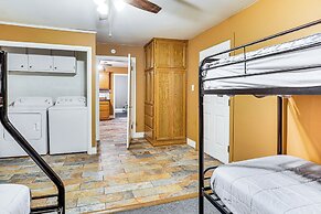 < 1 Mi to Main St Berryville: Spacious Family Home
