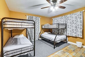 < 1 Mi to Main St Berryville: Spacious Family Home