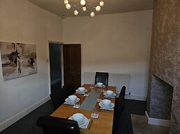 4br-sleeps10-garden-freeparking