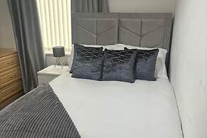 4br-sleeps10-garden-freeparking