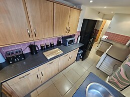 4br-sleeps10-garden-freeparking