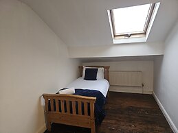 4br-sleeps10-garden-freeparking