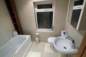 4br-sleeps10-garden-freeparking