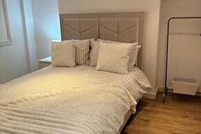 4br-sleeps10-garden-freeparking