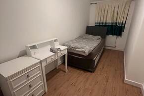 Cosy 1 Bed Retreat in Walsall - Wifi & Parking