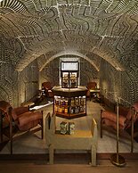 Palacio De Godoy Caceres, Curio Collection By Hilton