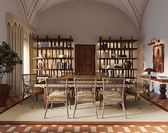 Palacio De Godoy Caceres, Curio Collection By Hilton