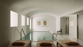 Palacio De Godoy Caceres, Curio Collection By Hilton