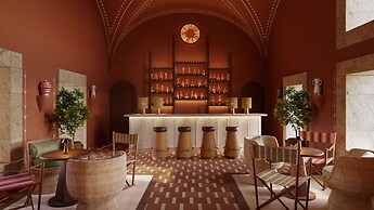 Palacio De Godoy Caceres, Curio Collection By Hilton