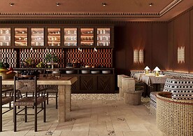 Palacio De Godoy Caceres, Curio Collection By Hilton