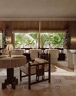 Palacio De Godoy Caceres, Curio Collection By Hilton