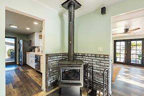Sleeps 16 Two Beautiful Homes w/ Private Pool Sunset Grove