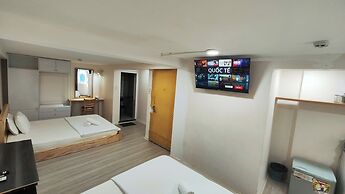 Crowne Meow Bui Vien Hotel 2