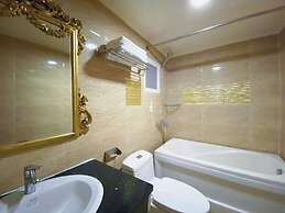 Crowne Meow Bui Vien Hotel 2