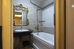 Crowne Meow Bui Vien Hotel 2