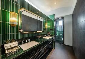 Seclusion with the mountain