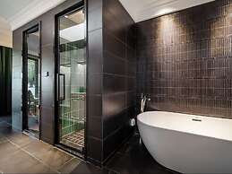 Seclusion with the mountain