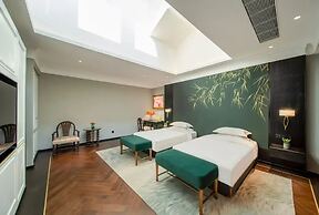 Seclusion with the mountain