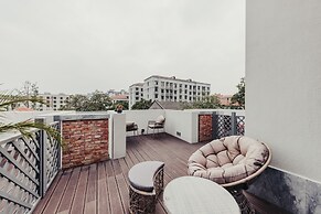 Seclusion with the mountain