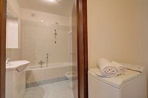 John's House-Lakeview & shared pool