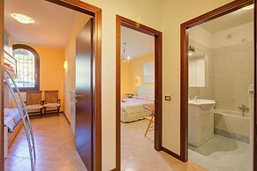 John's House-Lakeview & shared pool