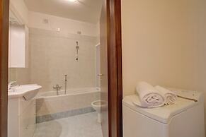 John's House-Lakeview & shared pool