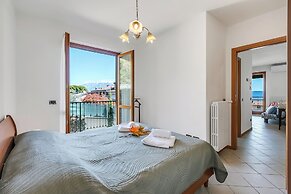 Julia's House With Lakeview and shared pool