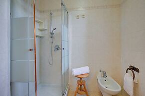 Julia's House With Lakeview and shared pool