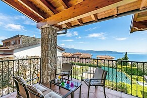 Julia's House With Lakeview and shared pool