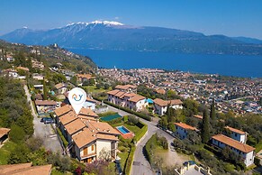 Julia's House With Lakeview and shared pool