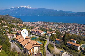 Julia's House With Lakeview and shared pool