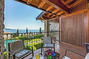 Julia's House With Lakeview and shared pool