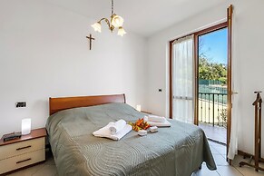 Julia's House With Lakeview and shared pool