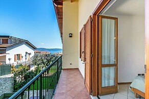 Julia's House With Lakeview and shared pool