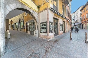 The Harbor Old House