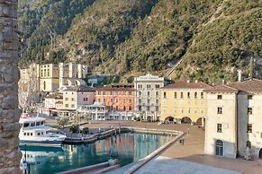 The Harbor Old House