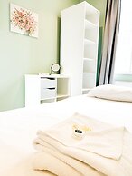 Hammersmith 2 Bedroom Flat River Thames