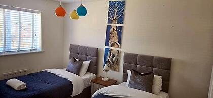 House - Sleeps 7 - Parking - Station Close