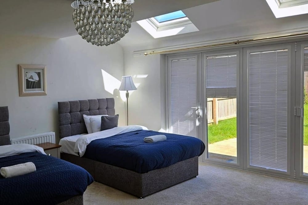 House - Sleeps 7 - Parking - Station Close