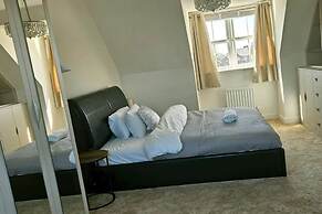 House - Sleeps 7 - Parking - Station Close